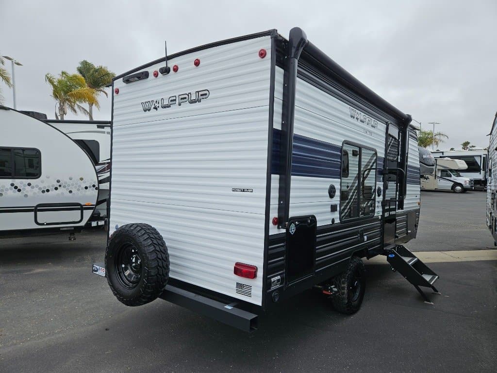 2021 Forest River 2021 Forest River Cherokee Arctic Wolf - thumbnail 3