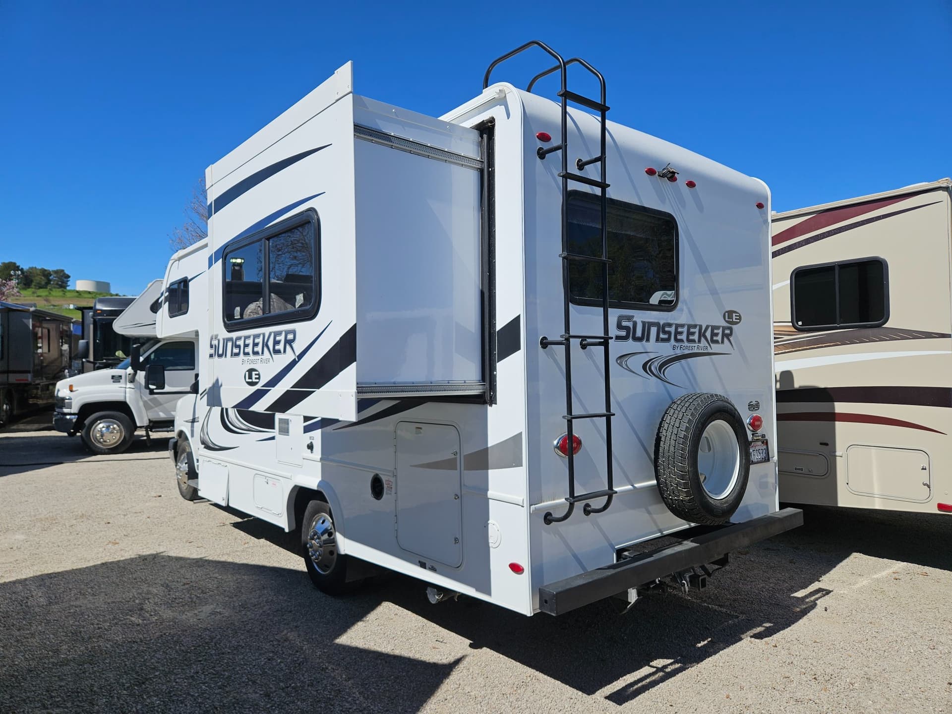 2018 Forest River RV 2018 Forest River RV Sunseeker LE - thumbnail 3