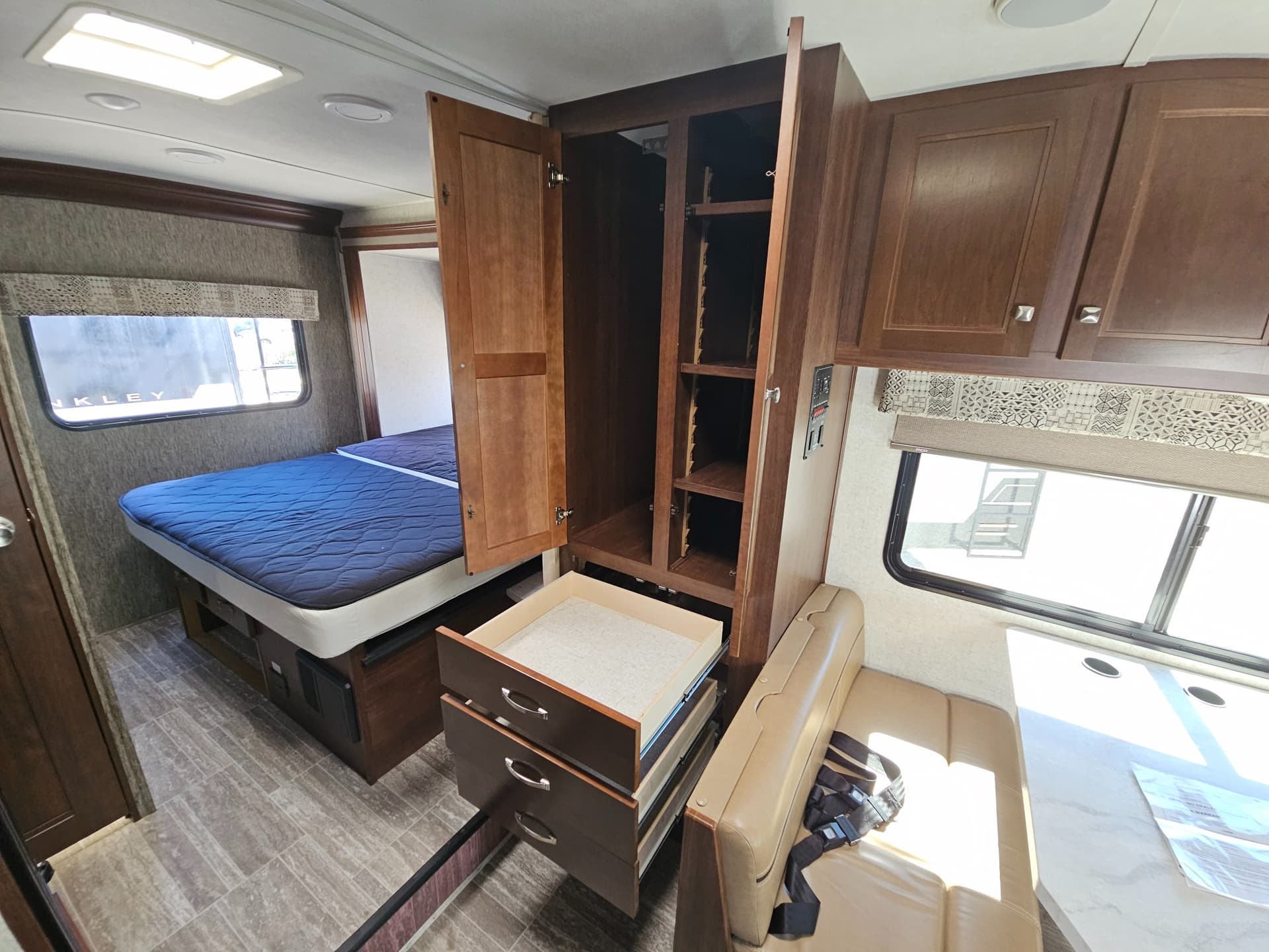 2018 Forest River RV 2018 Forest River RV Sunseeker LE - thumbnail 9