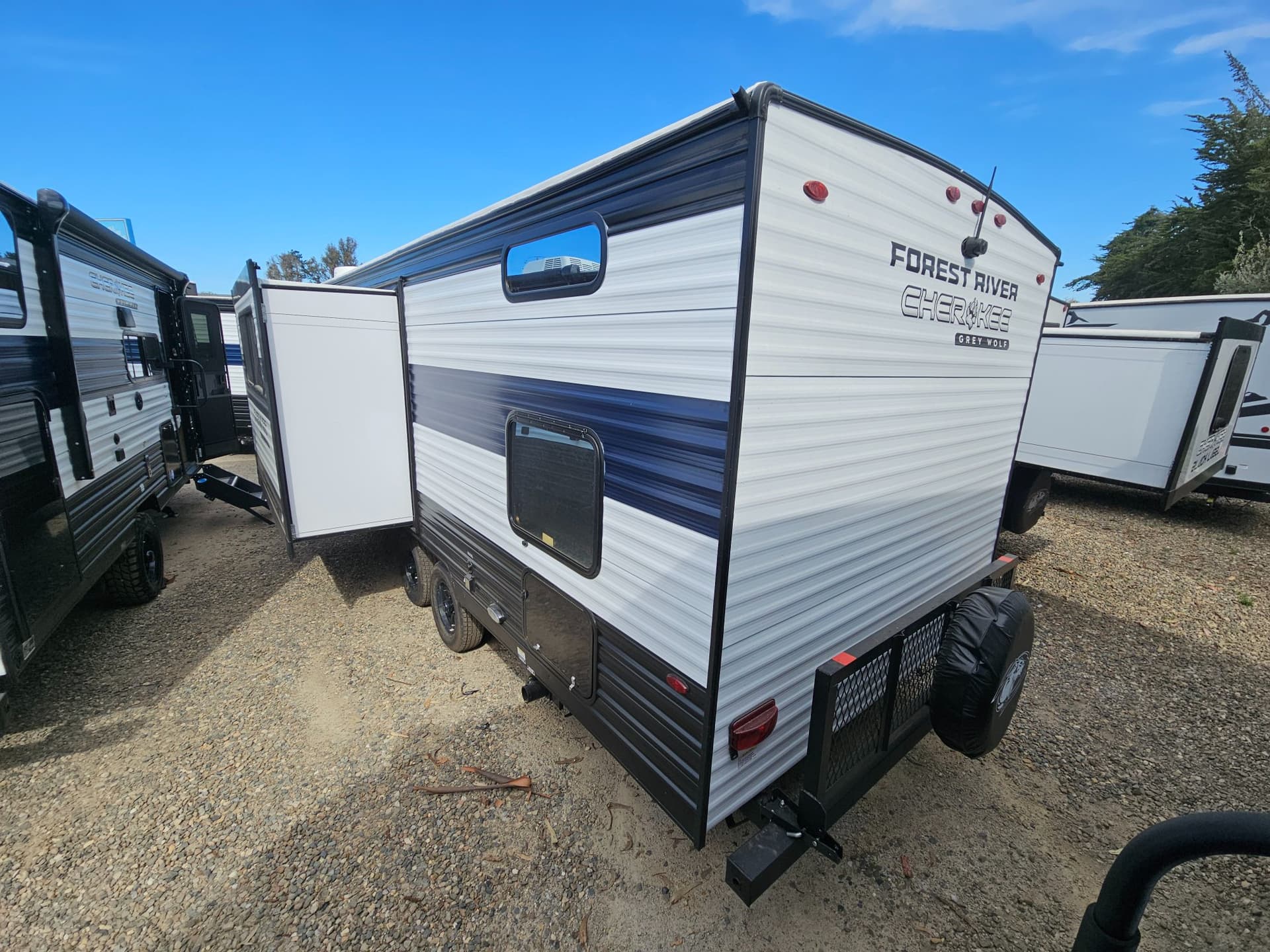 2026 Forest River RV 2026 Forest River RV Cherokee Grey Wolf - thumbnail 3