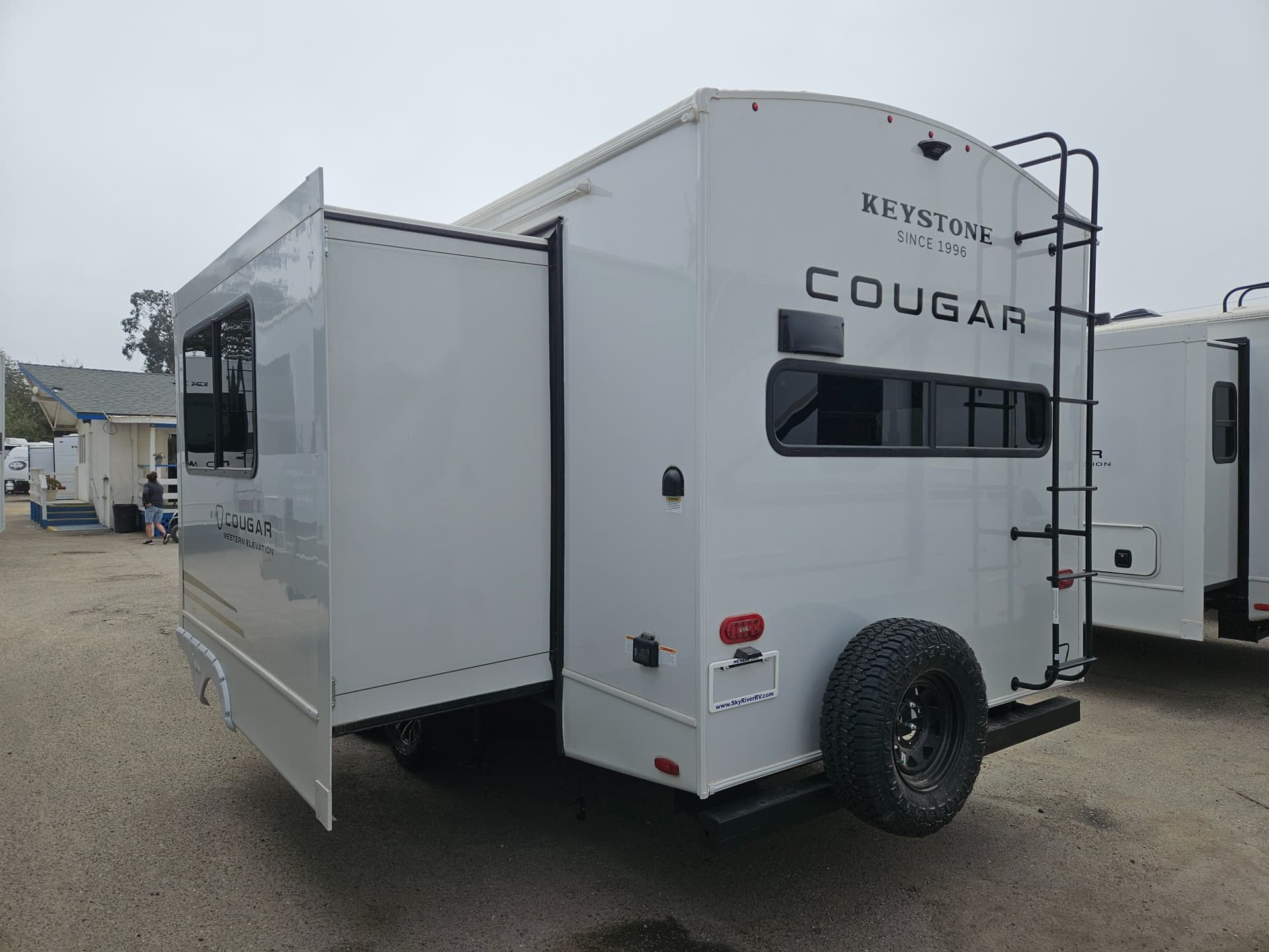 2026 Keystone RV 2026 Keystone RV Cougar Half-Ton - thumbnail 3