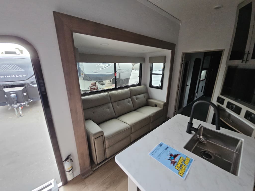 2026 Alliance RV 2026 Alliance RV Valor - thumbnail 10