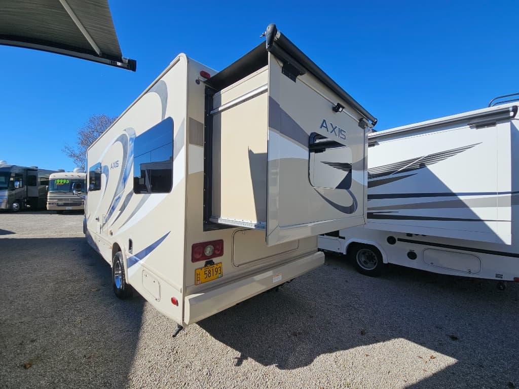 2017 Thor Motor Coach 2017 Thor Motor Coach Axis - thumbnail 4