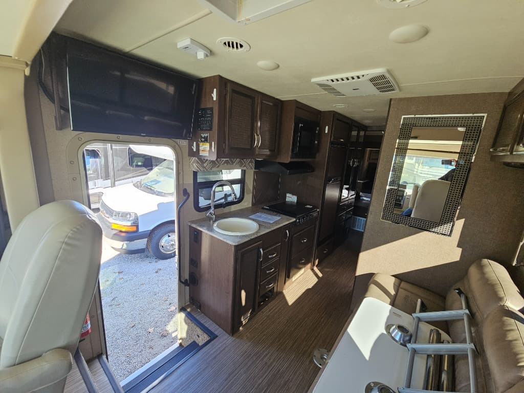 2017 Thor Motor Coach 2017 Thor Motor Coach Axis - thumbnail 8