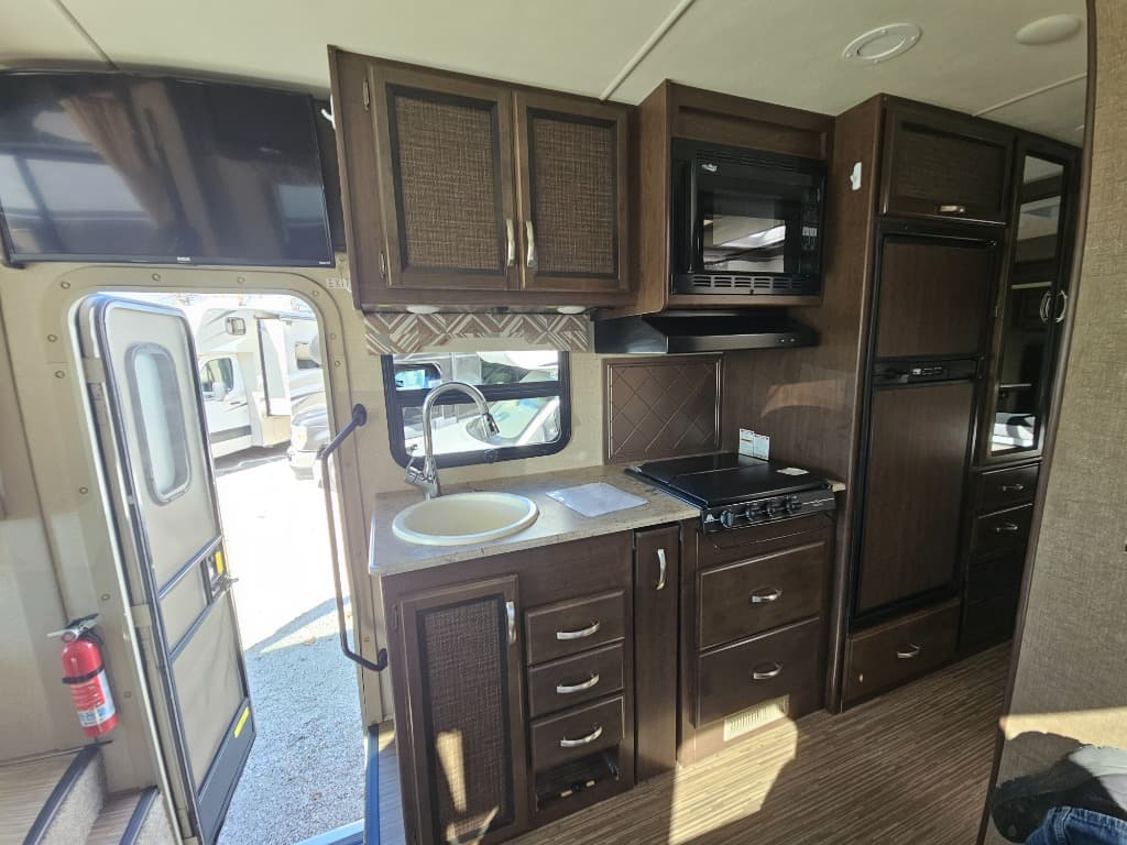 2017 Thor Motor Coach 2017 Thor Motor Coach Axis - thumbnail 17