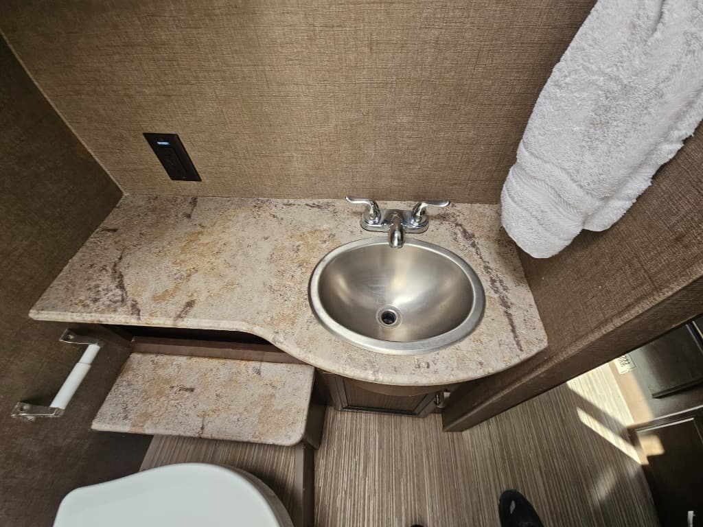 2017 Thor Motor Coach 2017 Thor Motor Coach Axis - thumbnail 28