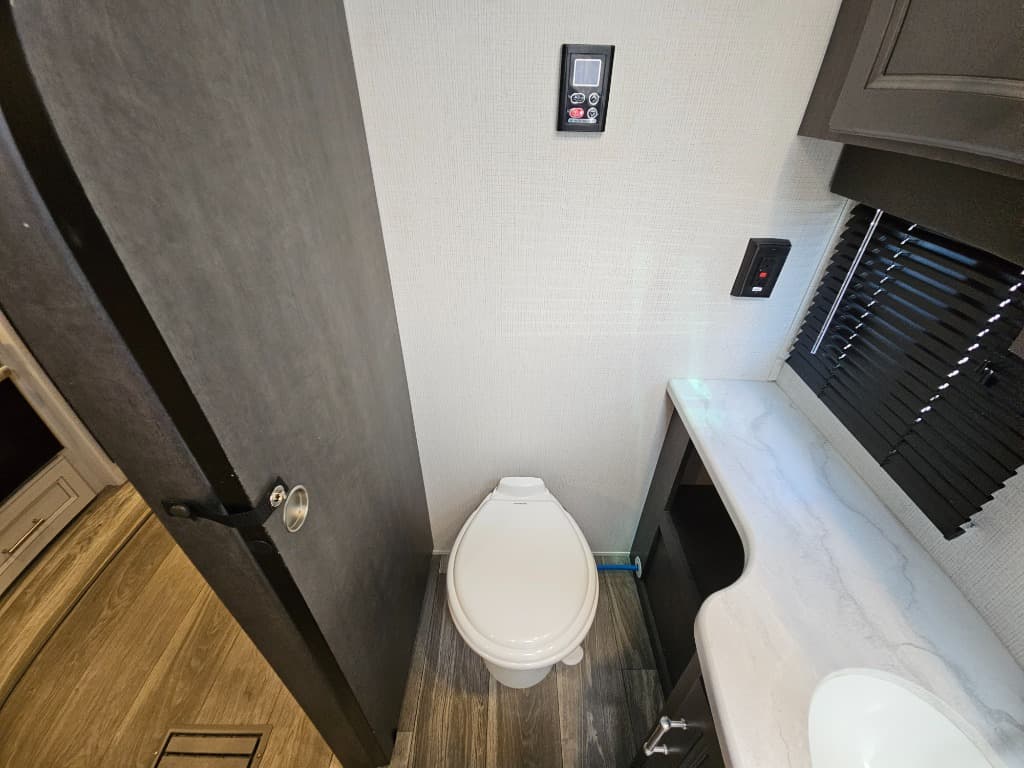 2024 Keystone RV 2024 Keystone RV Cougar Half-Ton - thumbnail 38