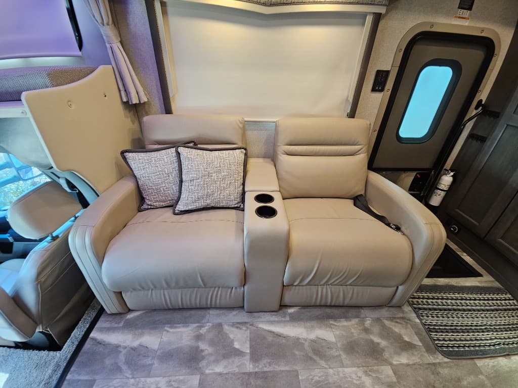 2024 Thor Motor Coach 2024 Thor Motor Coach Omni - thumbnail 16