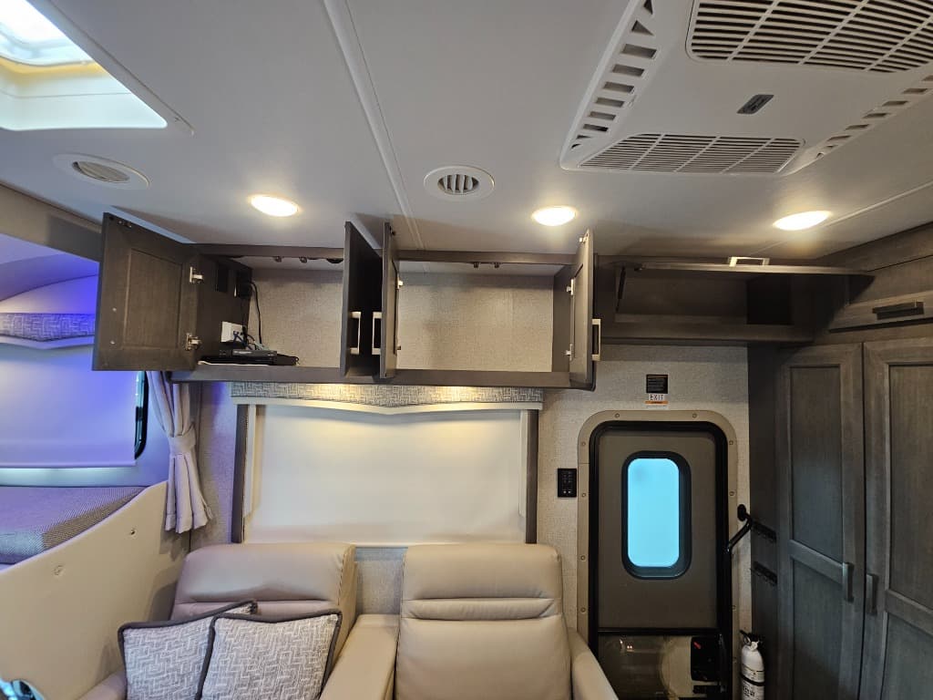 2024 Thor Motor Coach 2024 Thor Motor Coach Omni - thumbnail 17