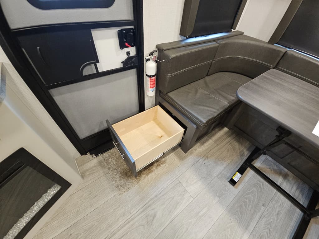 2025 Keystone RV 2025 Keystone RV Cougar Half-Ton - thumbnail 10