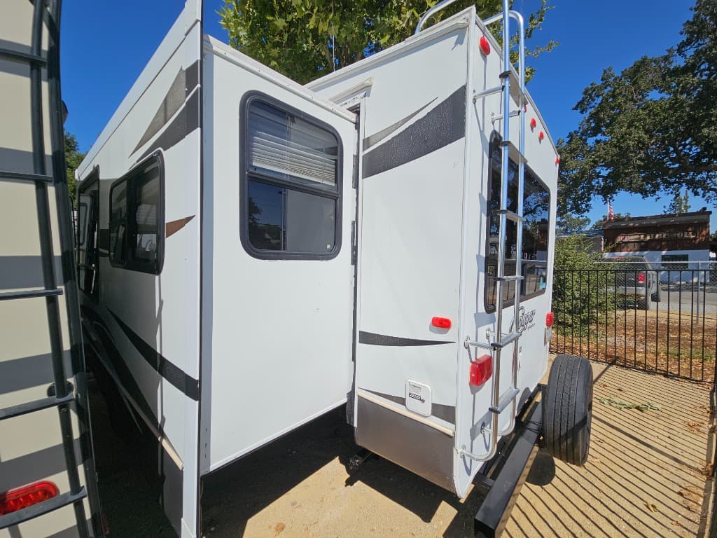 2012 Keystone RV 2012 Keystone RV Keystone Cougar - thumbnail 3