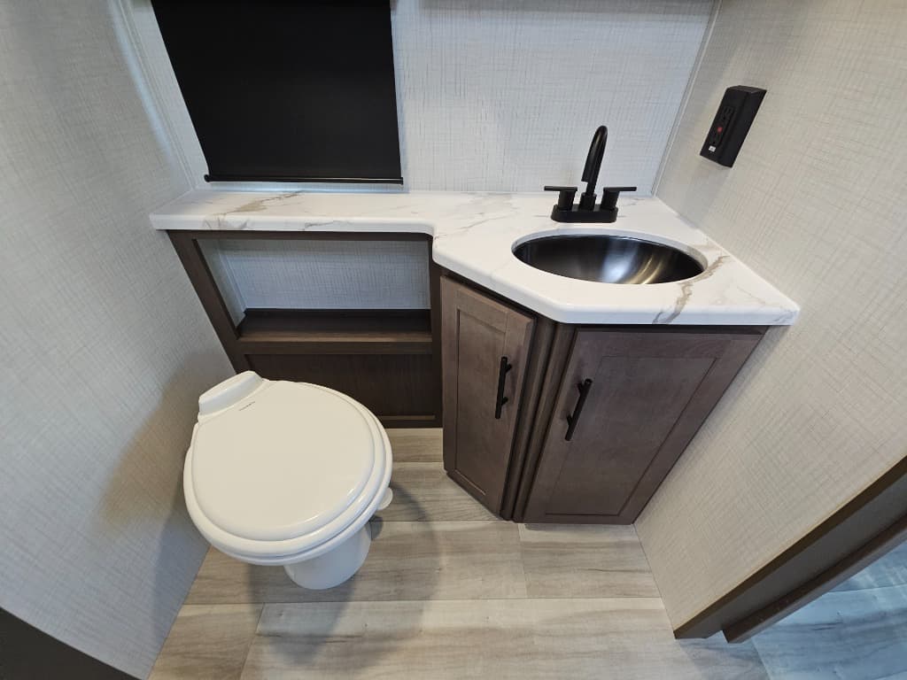 2026 Keystone RV 2026 Keystone RV Cougar Half-Ton - thumbnail 34