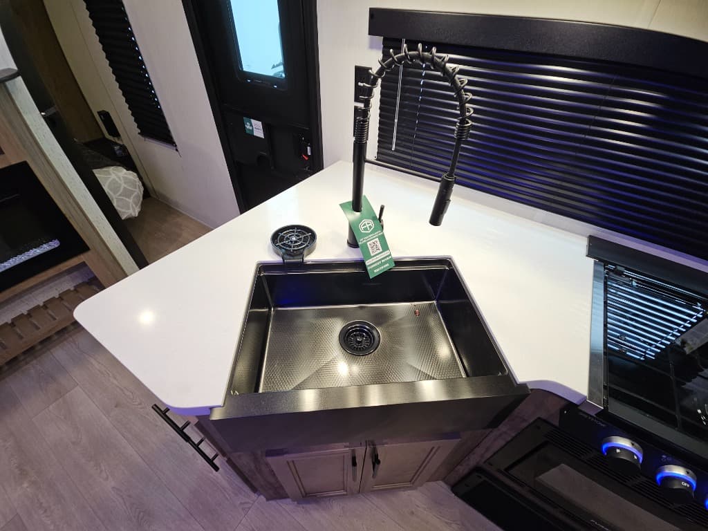 2025 Forest River 2025 Forest River Cherokee Grey Wolf Black Label - thumbnail 25