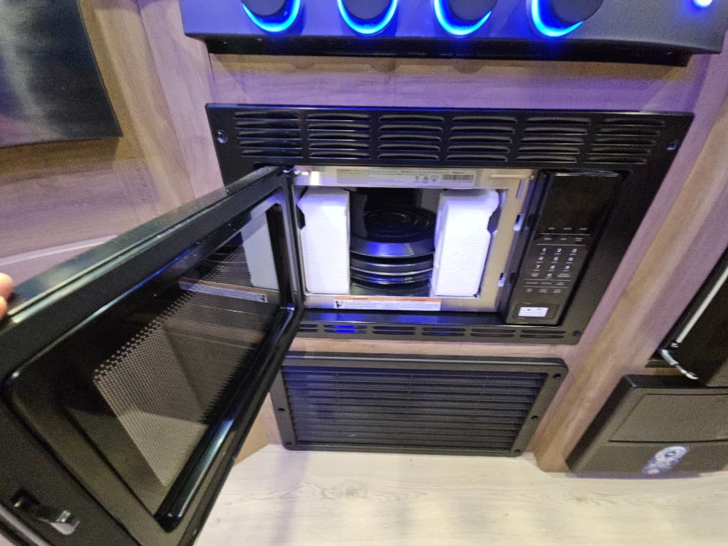 2025 Forest River 2025 Forest River Cherokee Grey Wolf Black Label - thumbnail 26