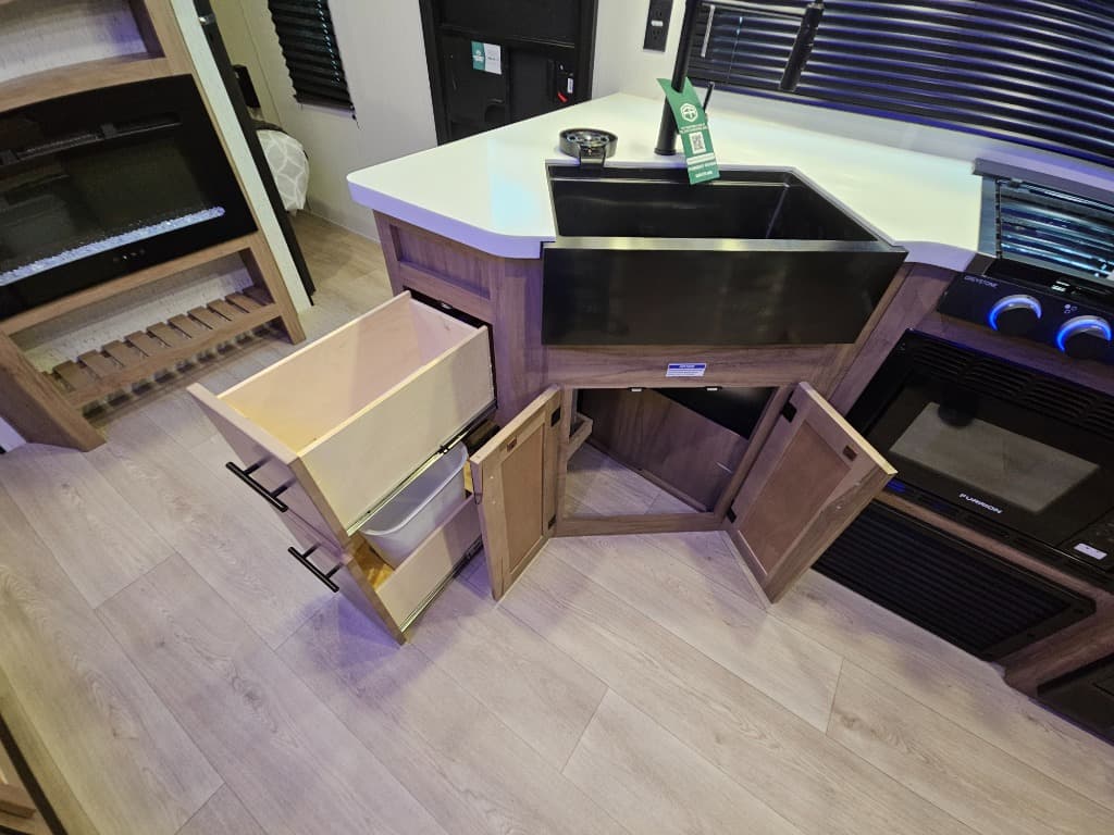 2025 Forest River 2025 Forest River Cherokee Grey Wolf Black Label - thumbnail 27