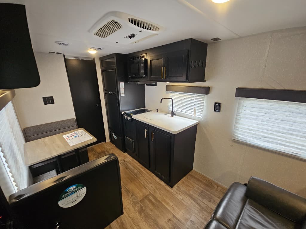 2021 Forest River 2021 Forest River Cherokee Wolf Pup - thumbnail 7