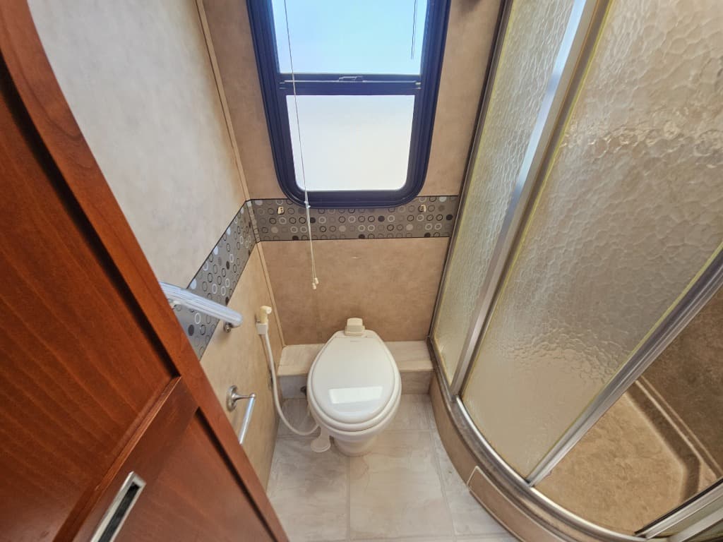 2007 Fleetwood 2007 Fleetwood Discovery - thumbnail 37