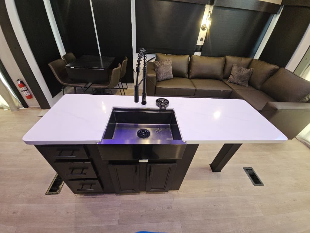 2026 Forest River 2026 Forest River Cherokee Timberwolf Black Label Destination Trailer - thumbnail 23