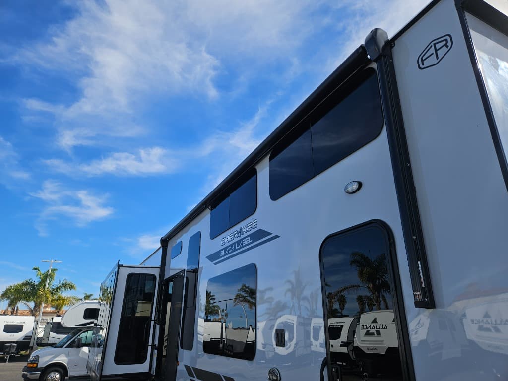 2026 Forest River 2026 Forest River Cherokee Timberwolf Black Label Destination Trailer - thumbnail 57