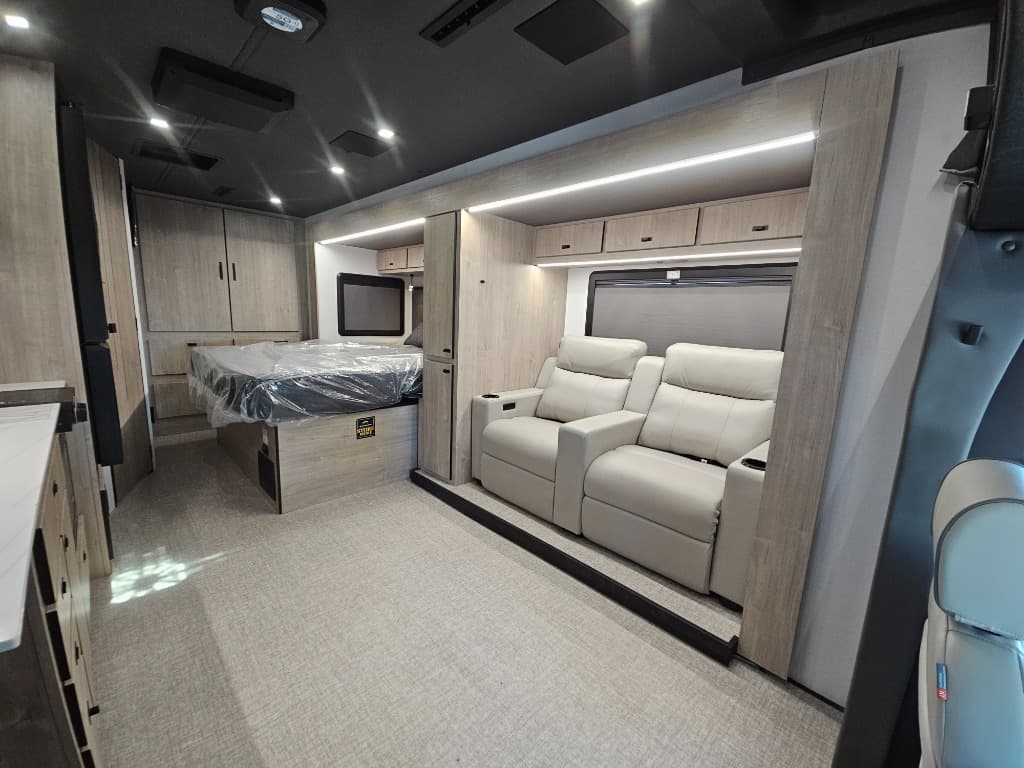 2026 Grand Design 2026 Grand Design Lineage Series M - thumbnail 8