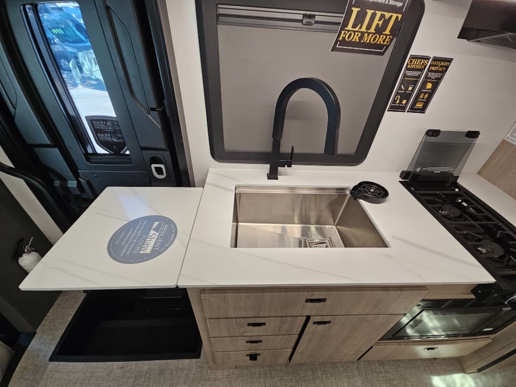 2026 Grand Design 2026 Grand Design Lineage Series M - thumbnail 24