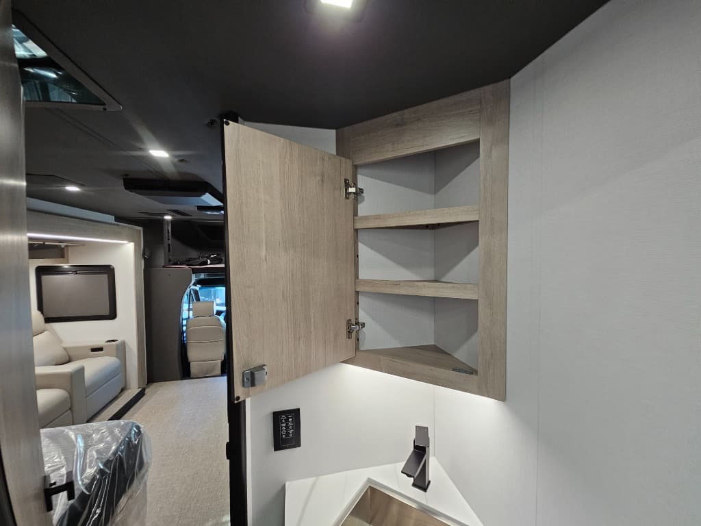 2026 Grand Design 2026 Grand Design Lineage Series M - thumbnail 32