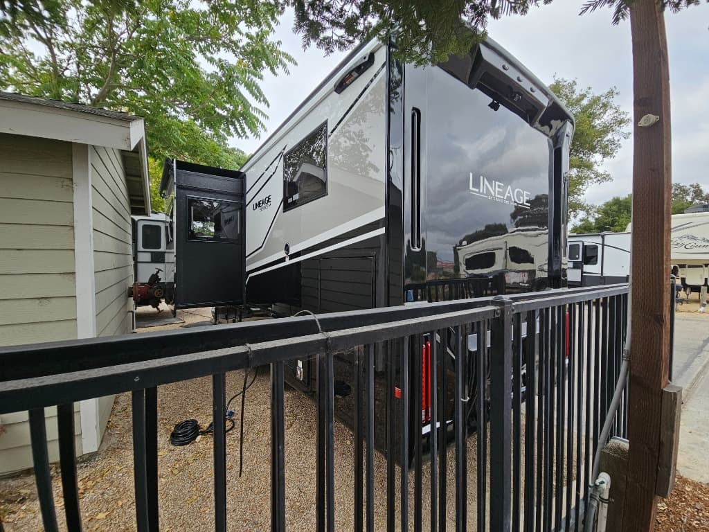 2026 Grand Design 2026 Grand Design Lineage Series M - thumbnail 5