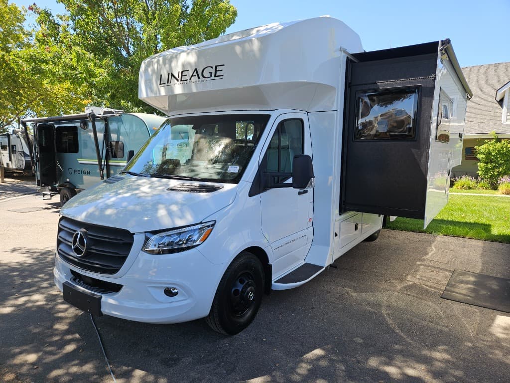 2026 Grand Design 2026 Grand Design Lineage Series M - thumbnail 6