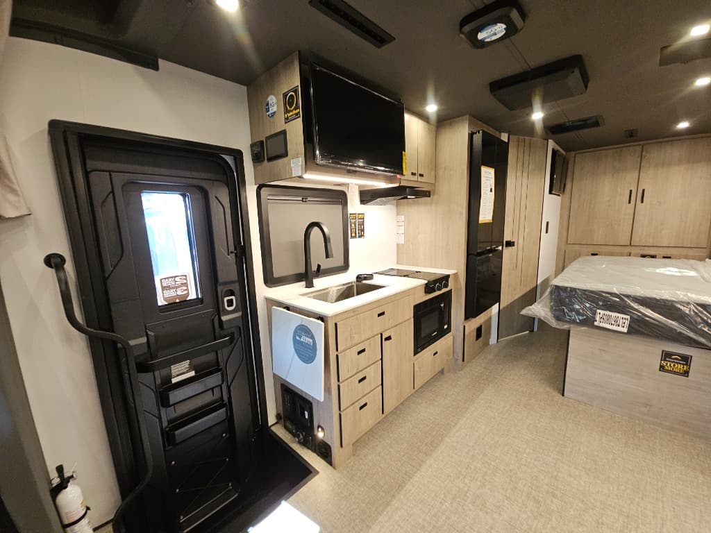 2026 Grand Design 2026 Grand Design Lineage Series M - thumbnail 9