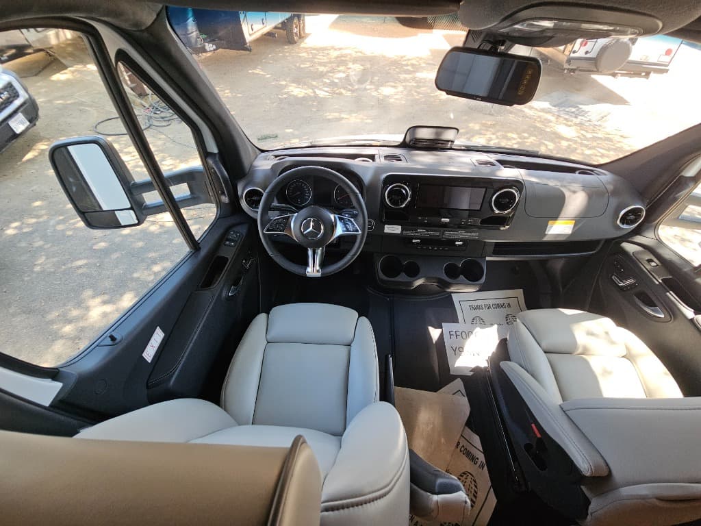 2026 Grand Design 2026 Grand Design Lineage Series M - thumbnail 15