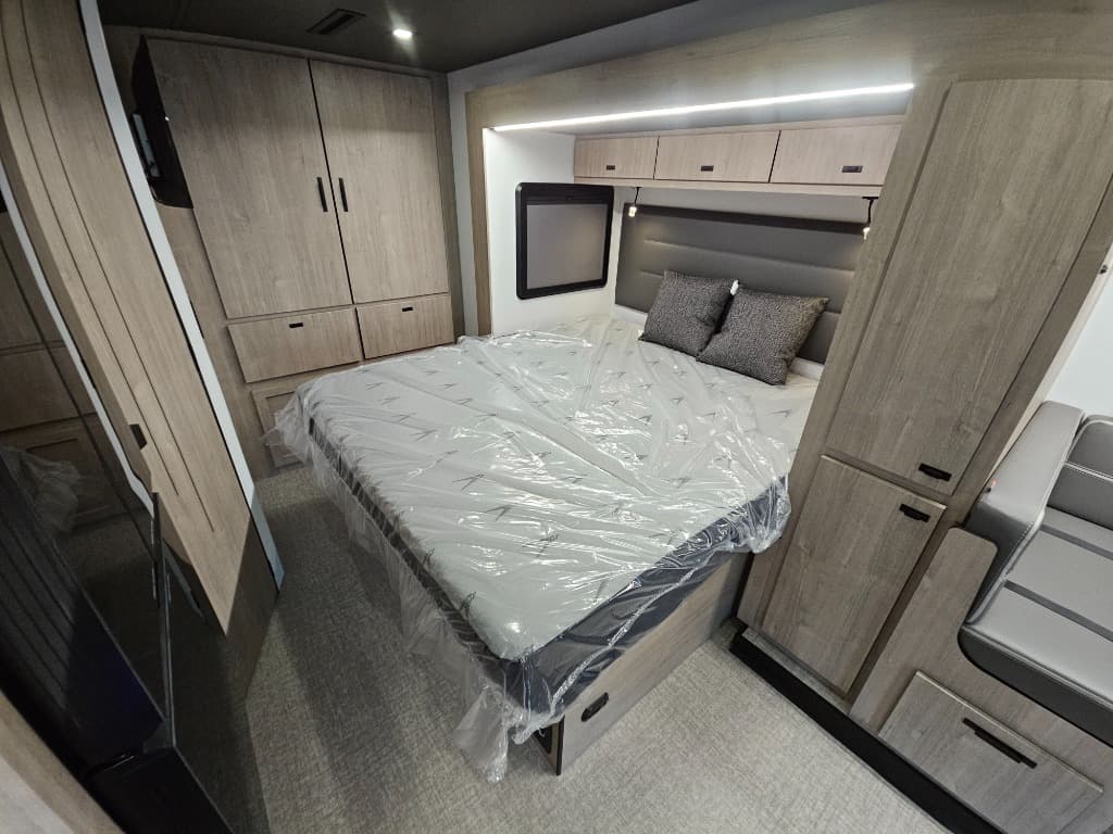 2026 Grand Design 2026 Grand Design Lineage Series M - thumbnail 15