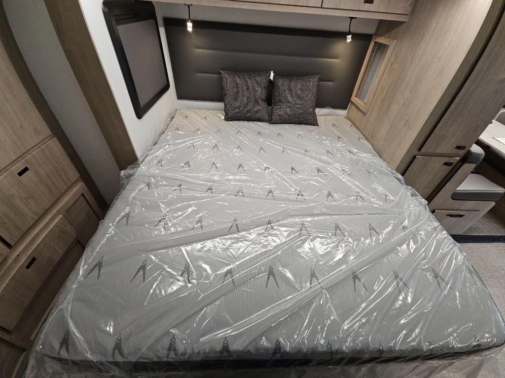 2026 Grand Design 2026 Grand Design Lineage Series M - thumbnail 16