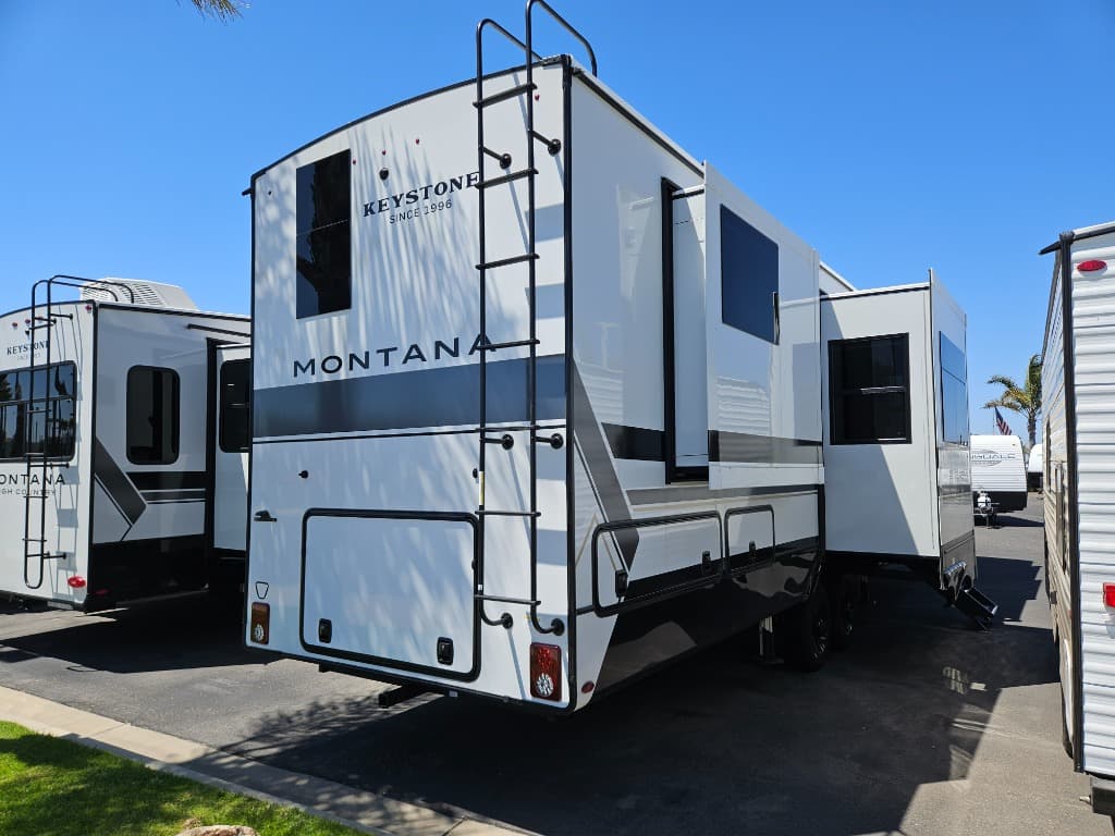 2026 Keystone RV 2026 Keystone RV Montana - thumbnail 3