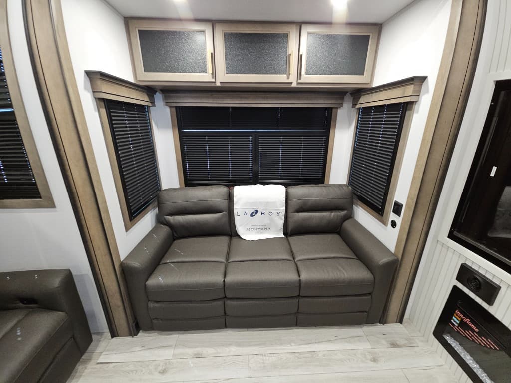 2026 Keystone RV 2026 Keystone RV Montana - thumbnail 15