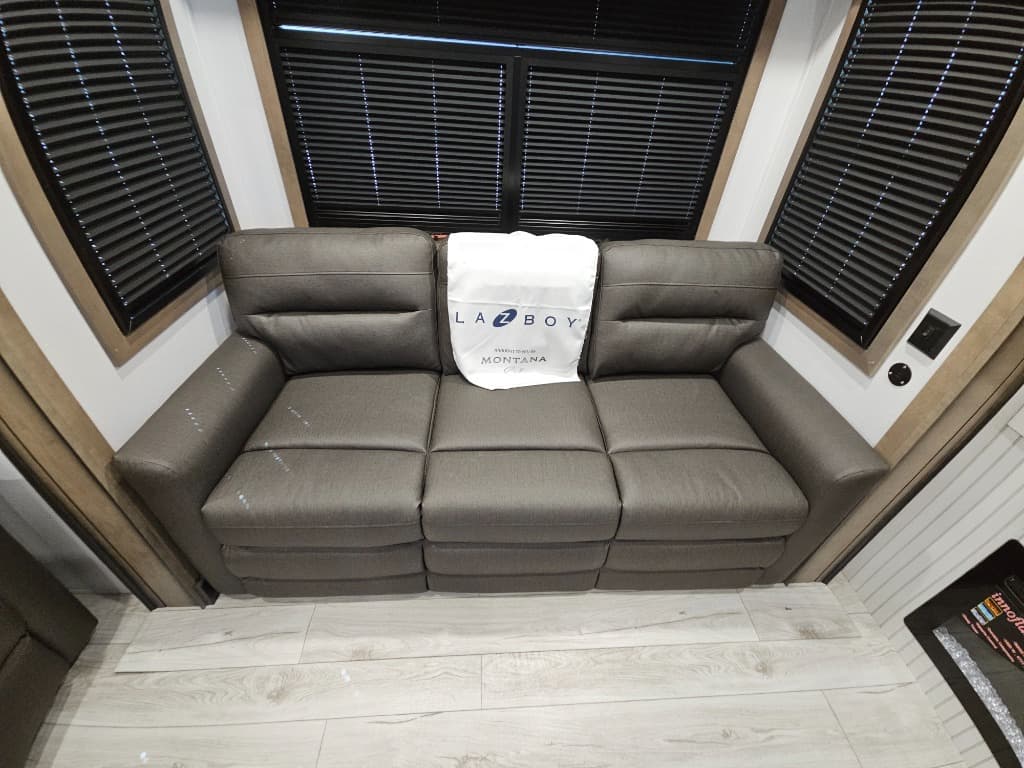 2026 Keystone RV 2026 Keystone RV Montana - thumbnail 16