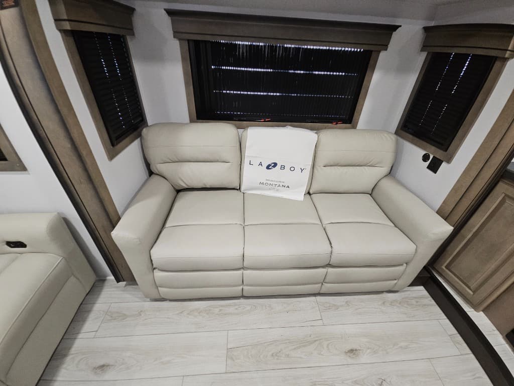 2026 Keystone RV 2026 Keystone RV Montana - thumbnail 11