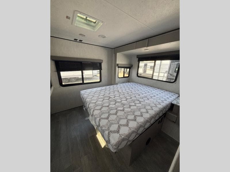 2025 Coachmen 2025 Coachmen Apex Ultra-Lite - thumbnail 6