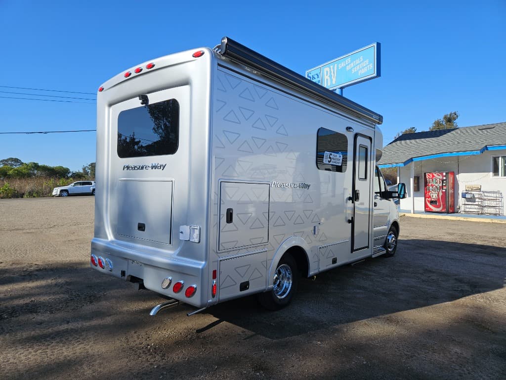 2025 Pleasure-Way 2025 Pleasure-Way Plateau - thumbnail 3