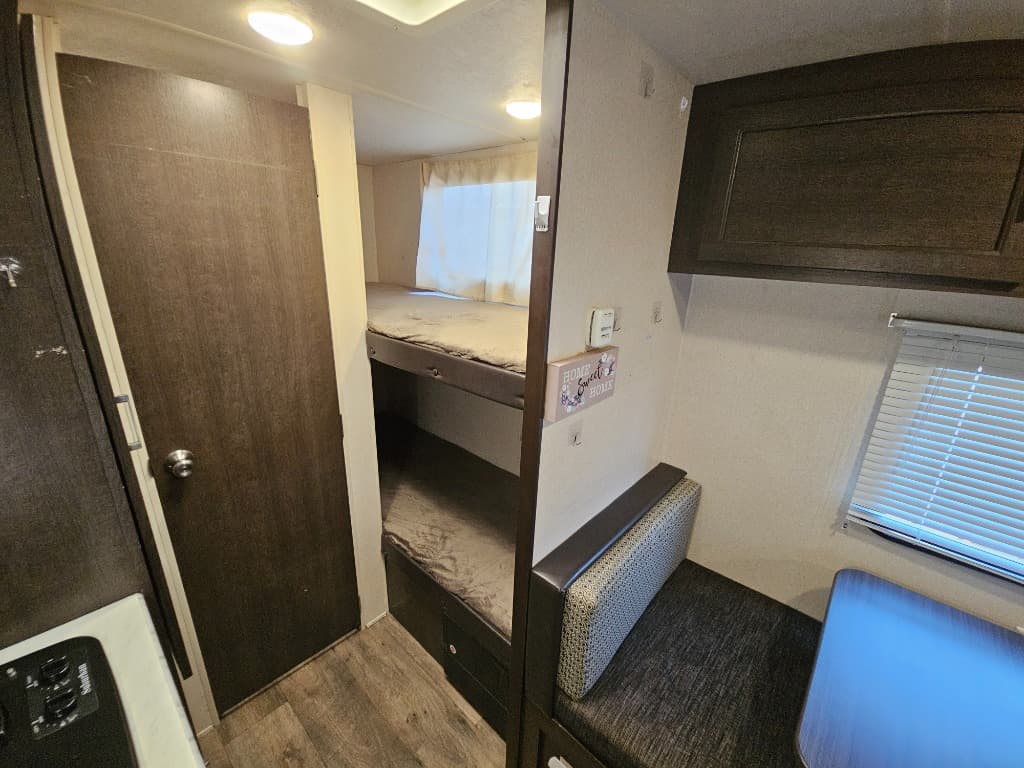 2018 Forest River 2018 Forest River Wildwood FSX - thumbnail 23