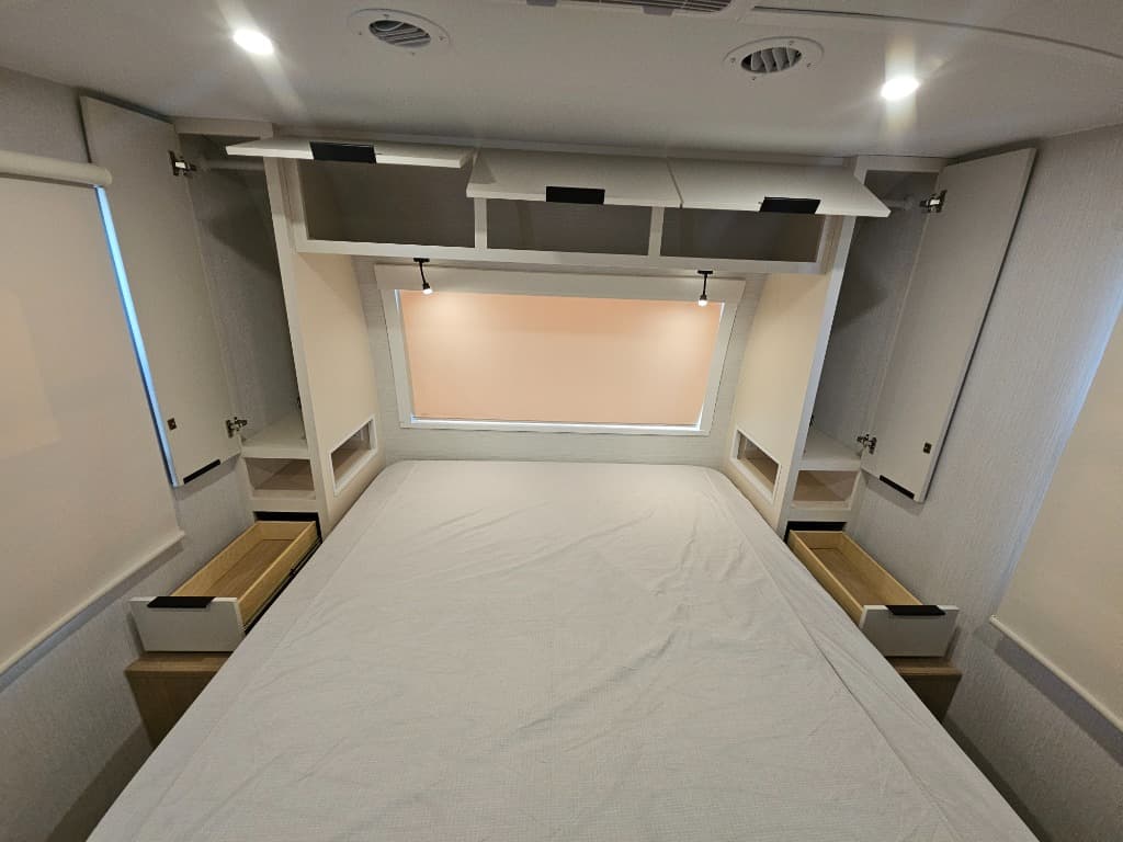 2026 Winnebago 2026 Winnebago Thrive - thumbnail 40