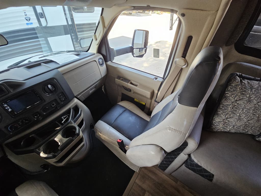 2019 Thor Motor Coach 2019 Thor Motor Coach Outlaw - thumbnail 9