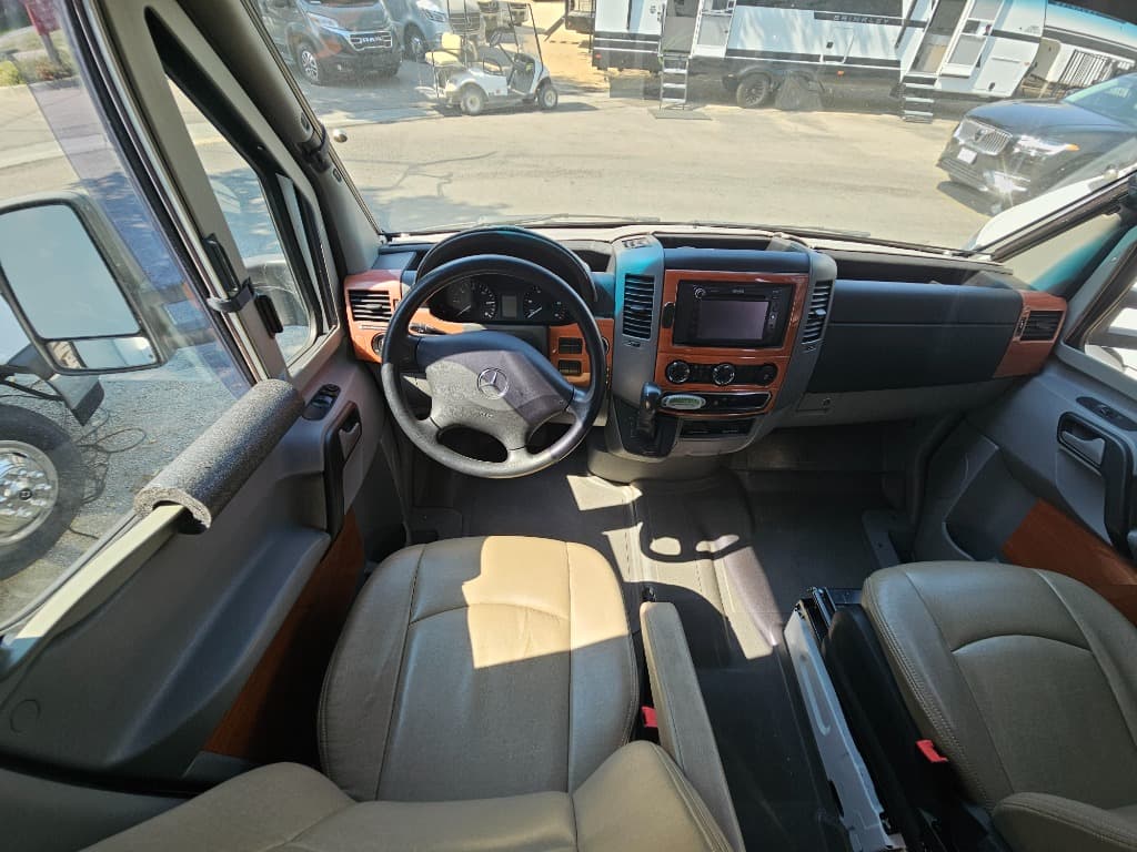 2011 Winnebago 2011 Winnebago View Profile - thumbnail 30