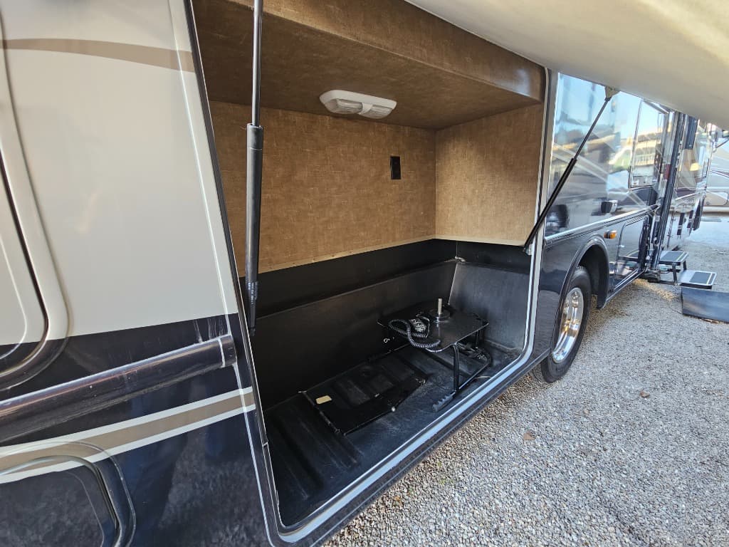 2014 Thor Motor Coach 2014 Thor Motor Coach Hurricane - thumbnail 19