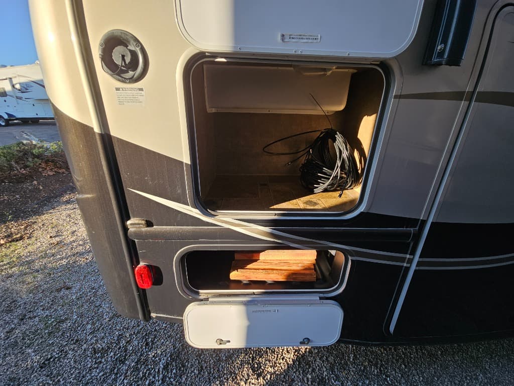 2014 Thor Motor Coach 2014 Thor Motor Coach Hurricane - thumbnail 20