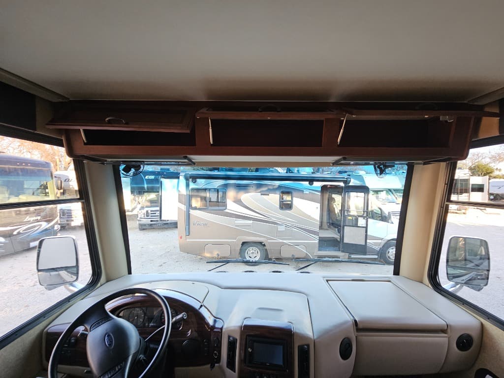 2014 Thor Motor Coach 2014 Thor Motor Coach Hurricane - thumbnail 35