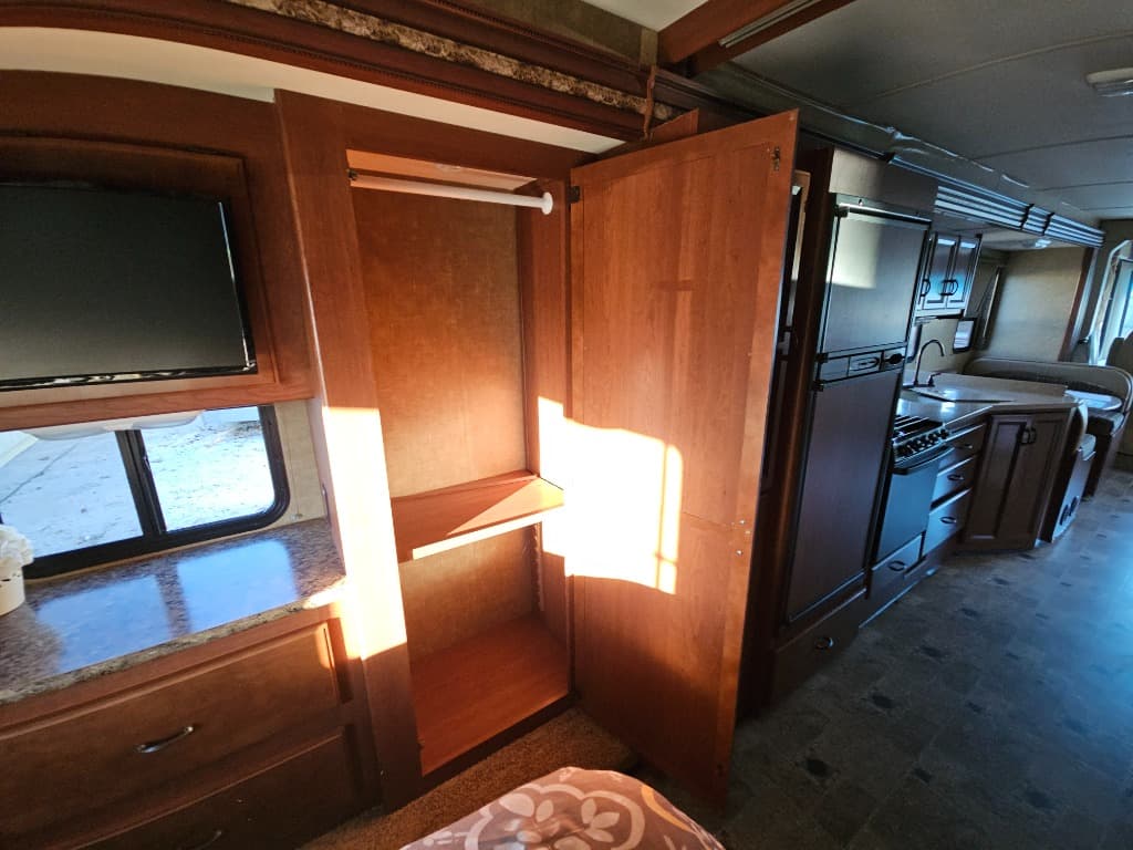 2014 Thor Motor Coach 2014 Thor Motor Coach Hurricane - thumbnail 66