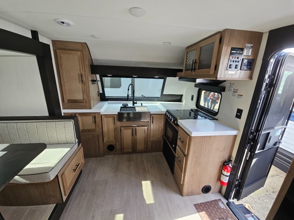 2025 Forest River 2025 Forest River Cherokee Grey Wolf Black Label - thumbnail 9