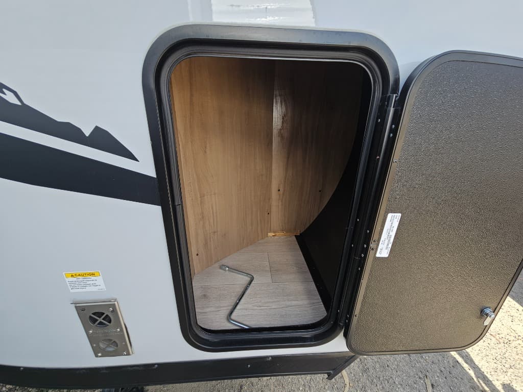 2025 Forest River 2025 Forest River Cherokee Grey Wolf Black Label - thumbnail 39